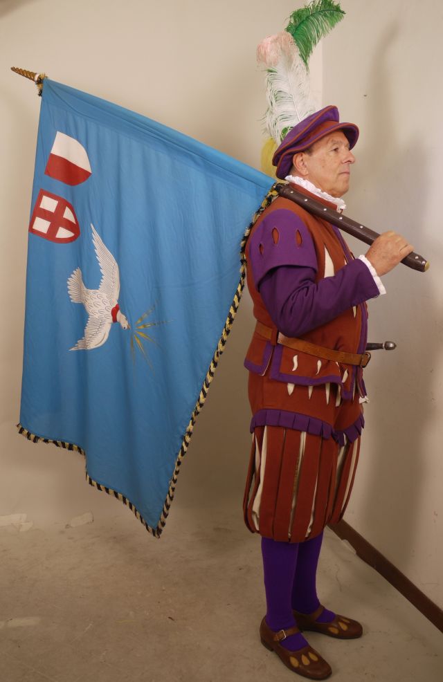 Bandieraio della Compagnia del quartiere di Santo Spirito (Costume maschile del Corteo Storico della Repubblica Fiorentina / Bandieraio di Compagnia del Quartiere di Santo Spirito, Costume confezionato per fini di rievocazione storica, ABBIGLIAMENTO E ORNAMENTI DEL CORPO/ VESTIMENTI) di Sartoria Monaco (laboratorio)