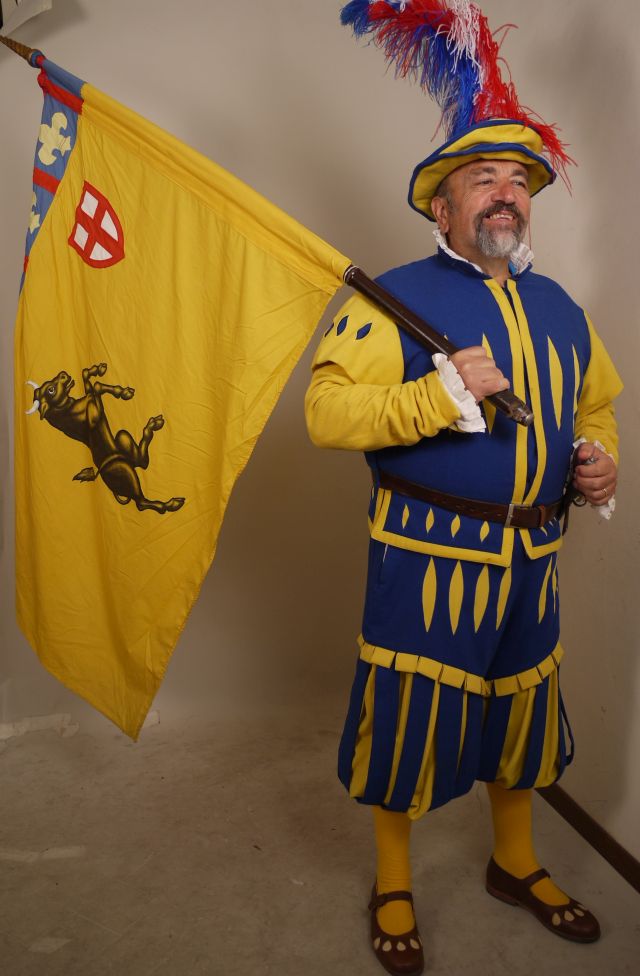 Bandieraio di Compagnia del Quartiere di Santa Croce (Costume maschile del Corteo Storico della Repubblica Fiorentina / Bandieraio di Compagnia del Quartiere di Santa Croce, ABBIGLIAMENTO E ORNAMENTI DEL CORPO/ VESTIMENTI) di Sartoria Parigi (laboratorio) - manifattura toscana