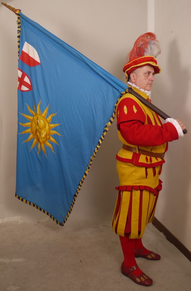 Bandieraio di Compagnia del Quartiere di Santa Maria Novella (Costume maschile del Corteo Storico della Repubblica Fiorentina / Bandieraio di Compagnia del Quartiere di Santa Maria Novella, Costume confezionato per fini di rievocazione storica, ABBIGLIAMENTO E ORNAMENTI DEL CORPO/ VESTIMENTI) di Sartoria Parigi (laboratorio)