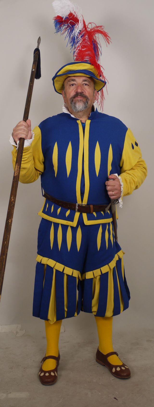 Alfiere del Quartiere di Santa Croce (Costume maschile del Corteo Storico della Repubblica Fiorentina / Alfiere del Quartiere di Santa Croce, Costume confezionato per fini di rievocazione storica, ABBIGLIAMENTO E ORNAMENTI DEL CORPO/ VESTIMENTI) di Sartoria Parigi (laboratorio)