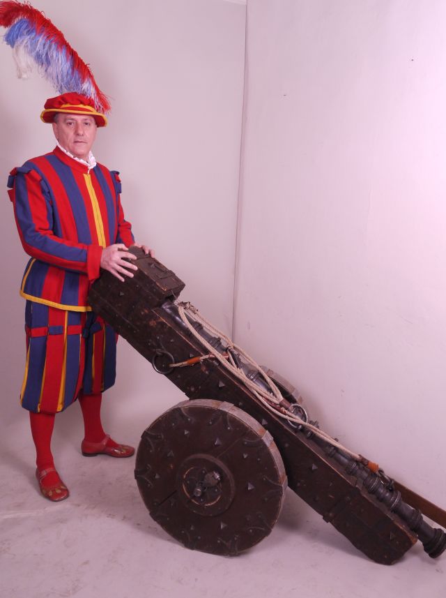 Bombardiere con Colubria (Costume maschile del Corteo Storico della Repubblica Fiorentina / Bombardiere con Colubrina, Costume realizzato per fini di rievocazione storica, ABBIGLIAMENTO E ORNAMENTI DEL CORPO/ VESTIMENTI) - manifattura toscana