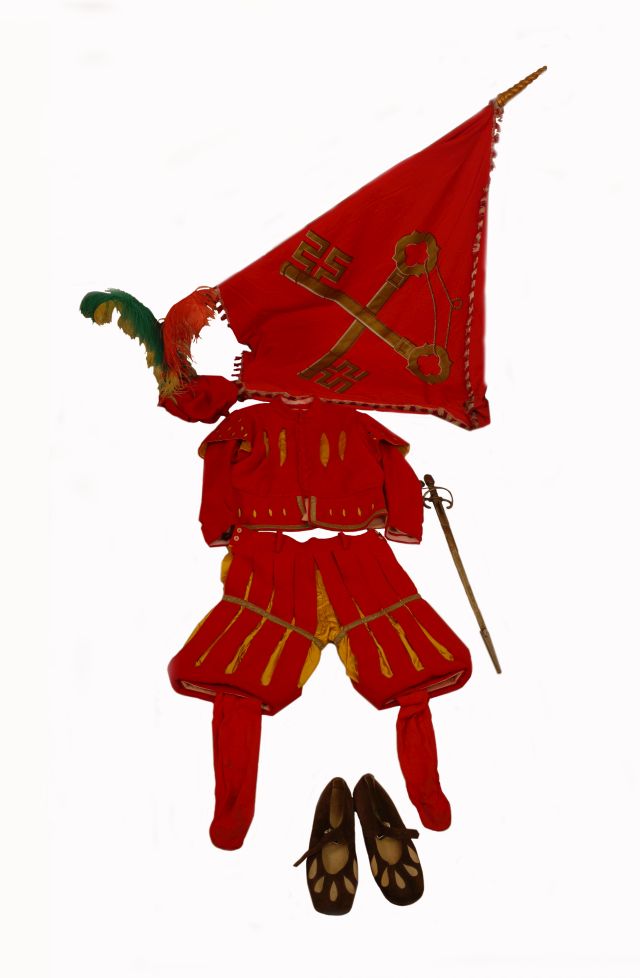 Bandiera della Chiesa del Grppo dei Bandierai della Repubblica di Firenze (Costume maschile del Corteo Storico della Repubblica Fiorentina / Bandiera della Chiesa, Costume realizzato per fini di rievocazione storica, ABBIGLIAMENTO E ORNAMENTI DEL CORPO/ VESTIMENTI) - manifattura toscana