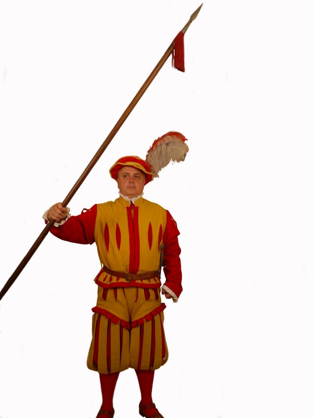 Alfiere del Quartiere di Santa Maria Novella (Costume maschile del Corteo Storico della Repubblica Fiorentina / Alfiere del Quartiere di Santa Maria Novella, Costume confezionato per fini di rievocazione storica, ABBIGLIAMENTO E ORNAMENTI DEL CORPO/ VESTIMENTI) di Sartoria Parigi (laboratorio)
