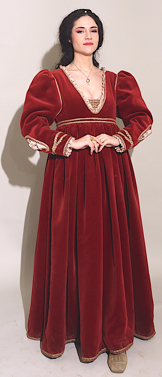 Madonna fiorentina (Costume femminile del Corteo storico della Repubblica Fiorentina/ Madonna Fiorentina, Rosso vita alta, Costume confezionato per fini di rievocazione storica, ABBIGLIAMENTO E ORNAMENTI DEL CORPO/ VESTIMENTI) di Sartoria Antonietta (laboratorio)