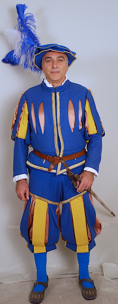 Ufficiale di Scorta del Maestro di Campo Giallo (Costume maschile del Corteo Storico della Repubblica Fiorentina del Calcio Storico/Scorta del Maestro di Campo Giallo, Costume confezionato per fini di rievocazione storica, ABBIGLIAMENTO E ORNAMENTI DEL CORPO/ VESTIMENTI) di Sartoria Antonietta (laboratorio)