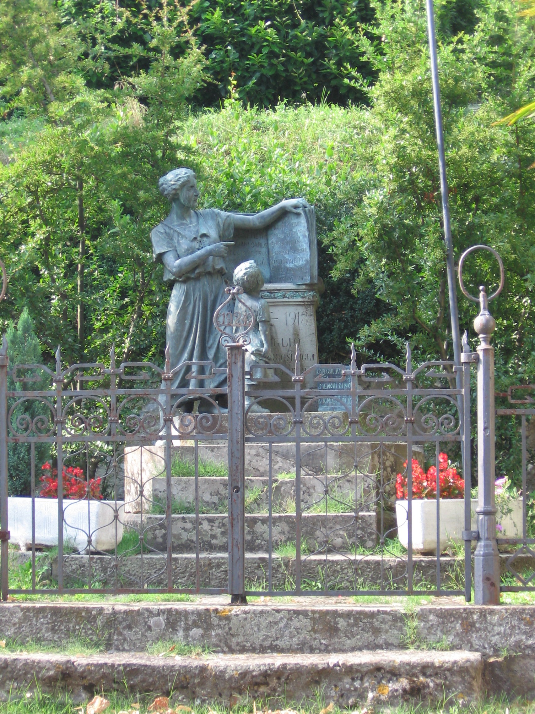 madre con bambino (monumento ai caduti - a cippo) di Arcangioli Pietro (sec. XX)