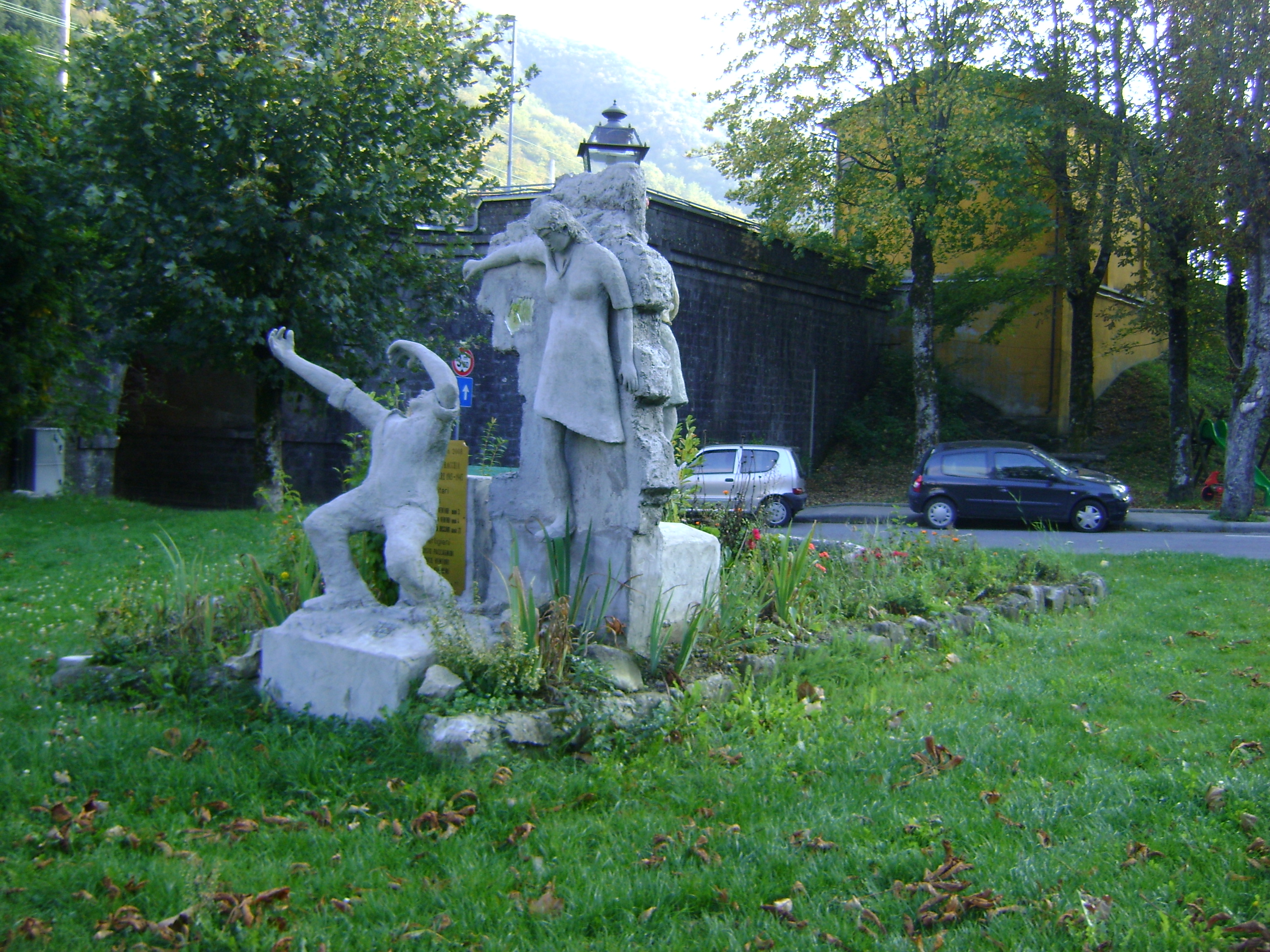figure allegoriche (monumento ai caduti - a cippo) di Pacelli Germano (sec. XXI)