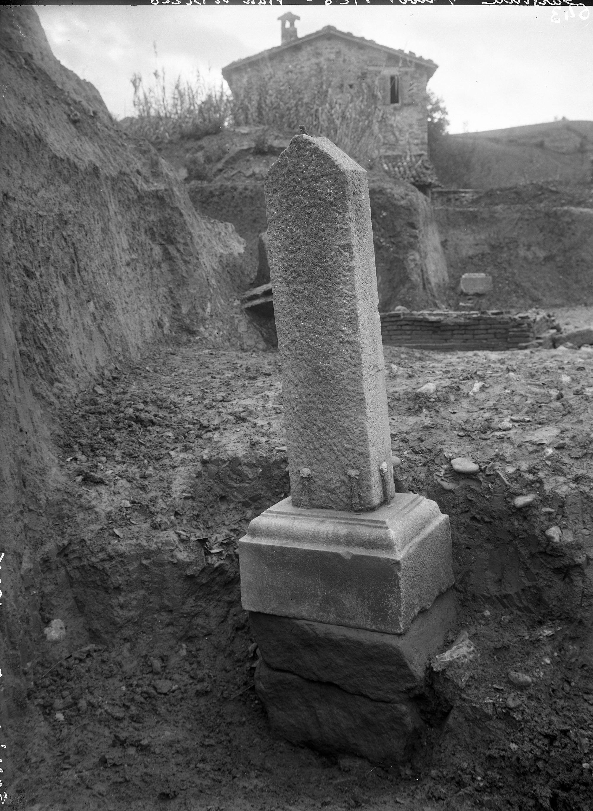 Sarsina. Scavi di Pian di Bezzo. Monumento (lastra) di Anonimo (prima metà XX)