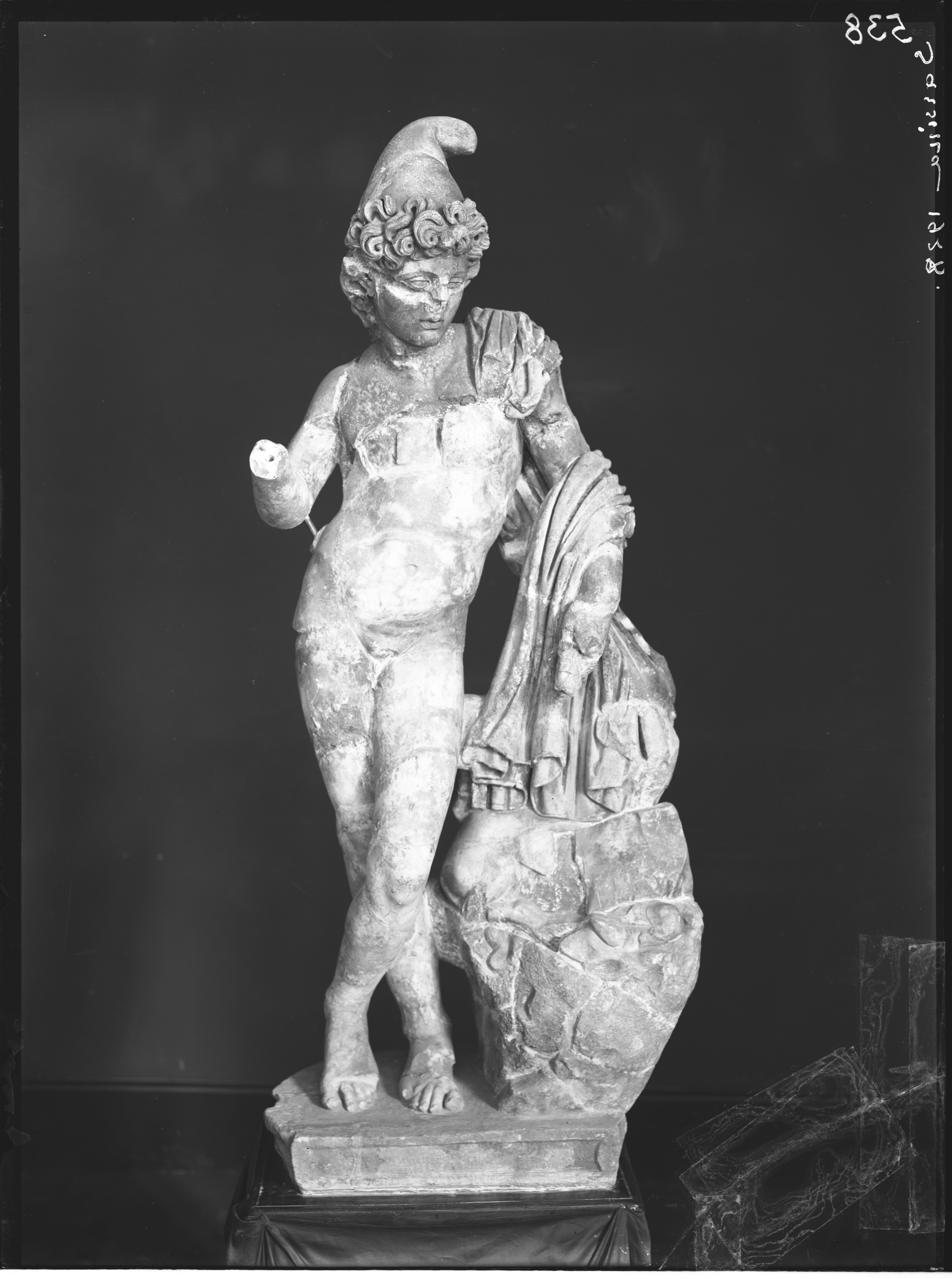 Sarsina. Museo Nazionale. Statua (lastra) di Anonimo (prima metà XX)