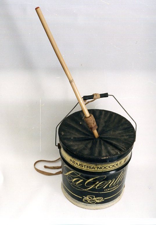 cute-cù (Tamburo a frizione, membranofono, STRUMENTI E ACCESSORI/ MUSICALI) di Cipolla, Napoleone