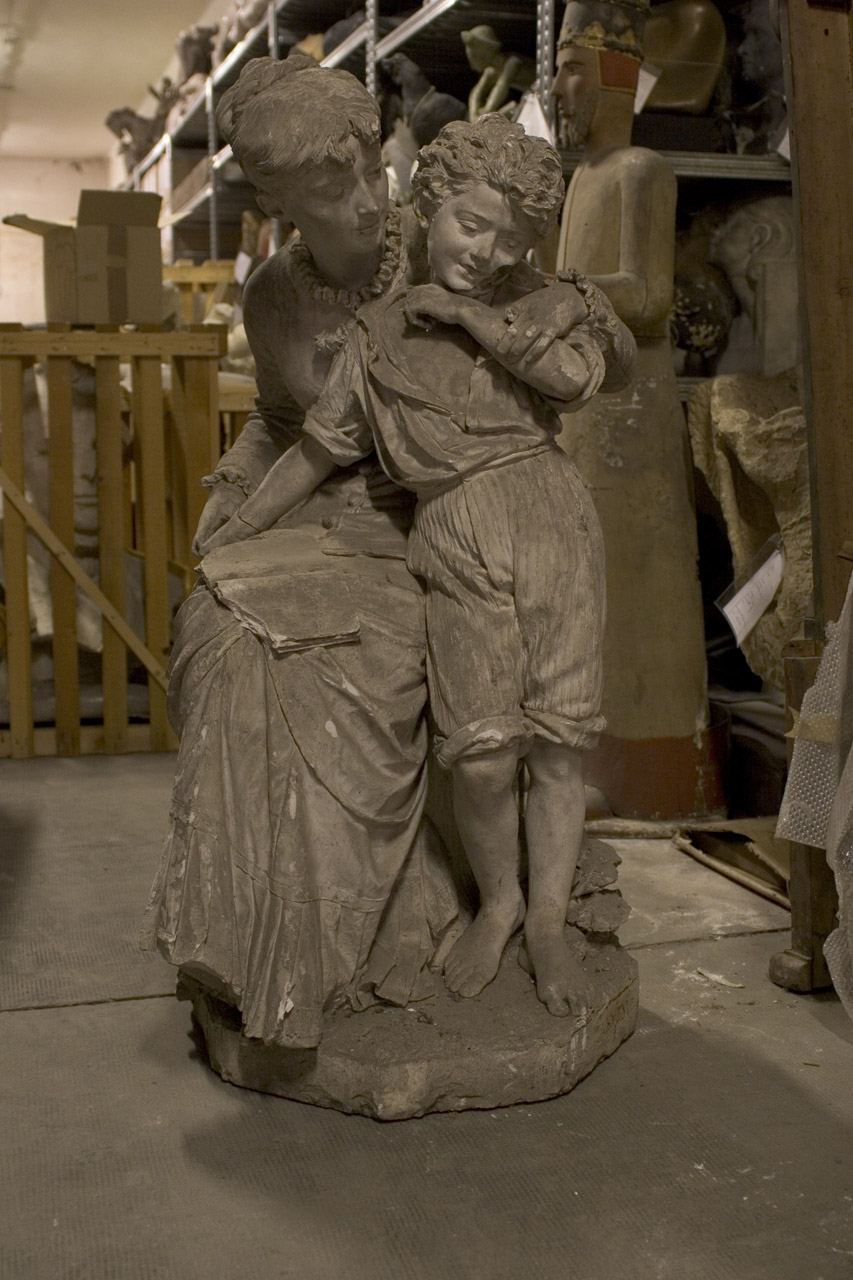 Insegnare agli ignoranti, scena di genere con giovane donna e bambino (scultura, opera isolata) di Zannoni Ugo - ambito veronese (seconda metà XIX)