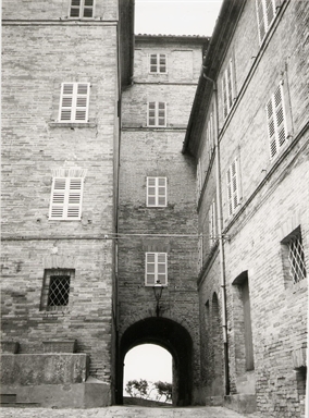 Palazzo con arco (palazzo, gentilizio) - Montedinove (AP) 
