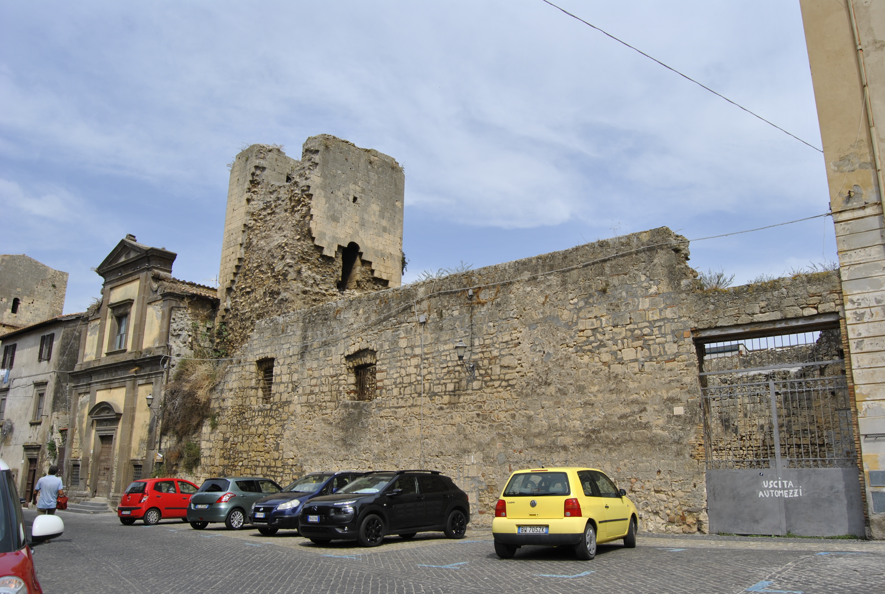 [Torre e muro medievali in via delle Torri, 45] (torre, privata) - Tarquinia (VT)  (XIII)