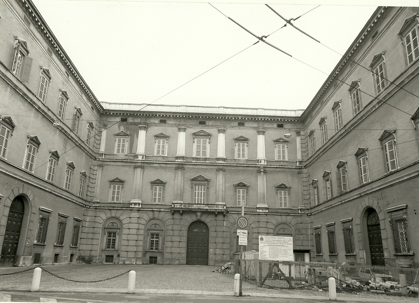 Palazzo Ducale (palazzo, ducale) - Modena (MO)  (XVII; XX) <br>Condizioni d'uso: <a class='link-esterno' href='https://docs.italia.it/italia/icdp/icdp-pnd-circolazione-riuso-docs/it/v1.0-giugno-2022/testo-etichetta-BCS.html' target='_bcs'>Beni Culturali Standard (BCS)</a>