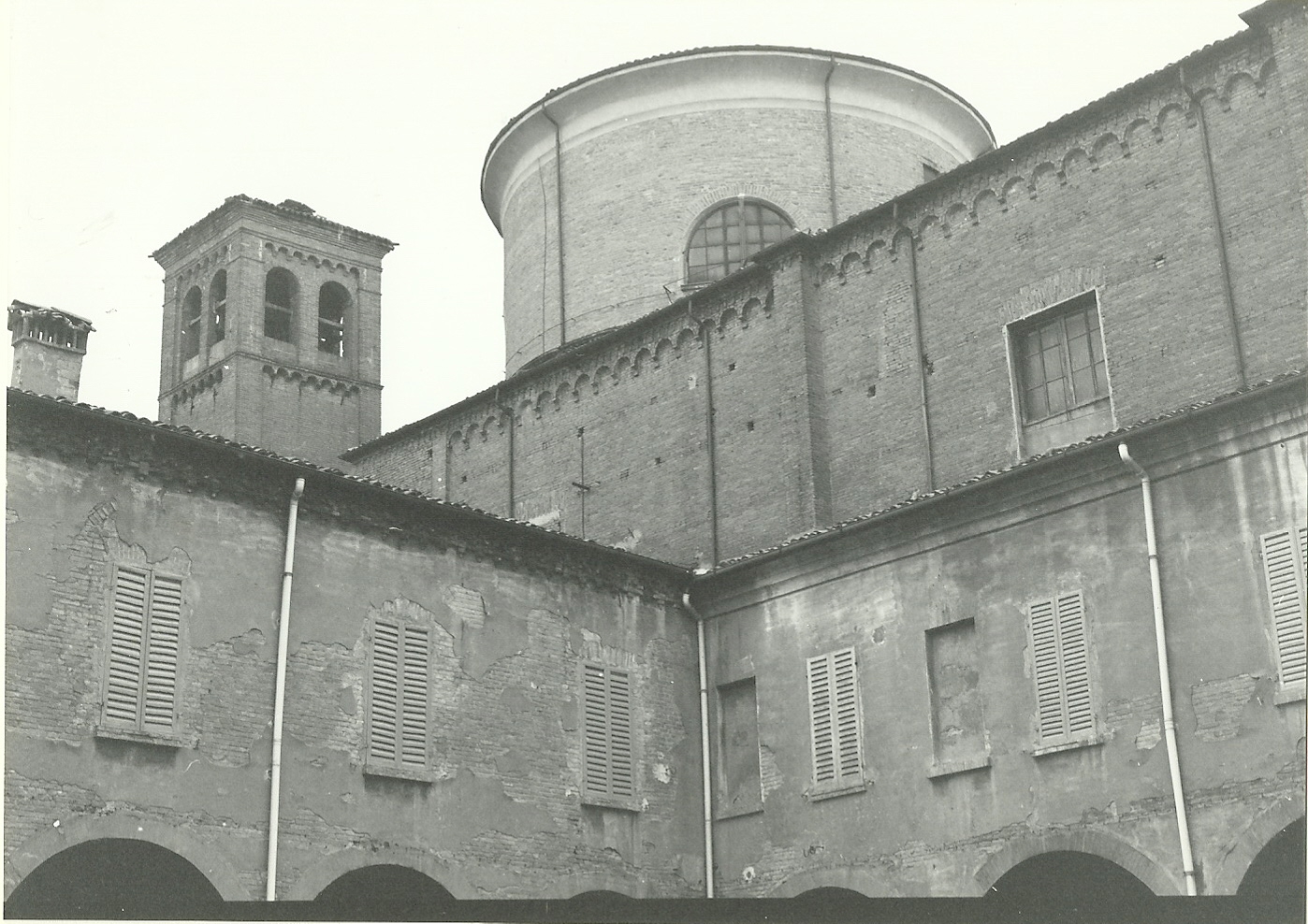 Chiostro del monastero di San Biagio (chiostro, monastico) - Modena (MO)  <br>Condizioni d'uso: <a class='link-esterno' href='https://docs.italia.it/italia/icdp/icdp-pnd-circolazione-riuso-docs/it/v1.0-giugno-2022/testo-etichetta-BCS.html' target='_bcs'>Beni Culturali Standard (BCS)</a>