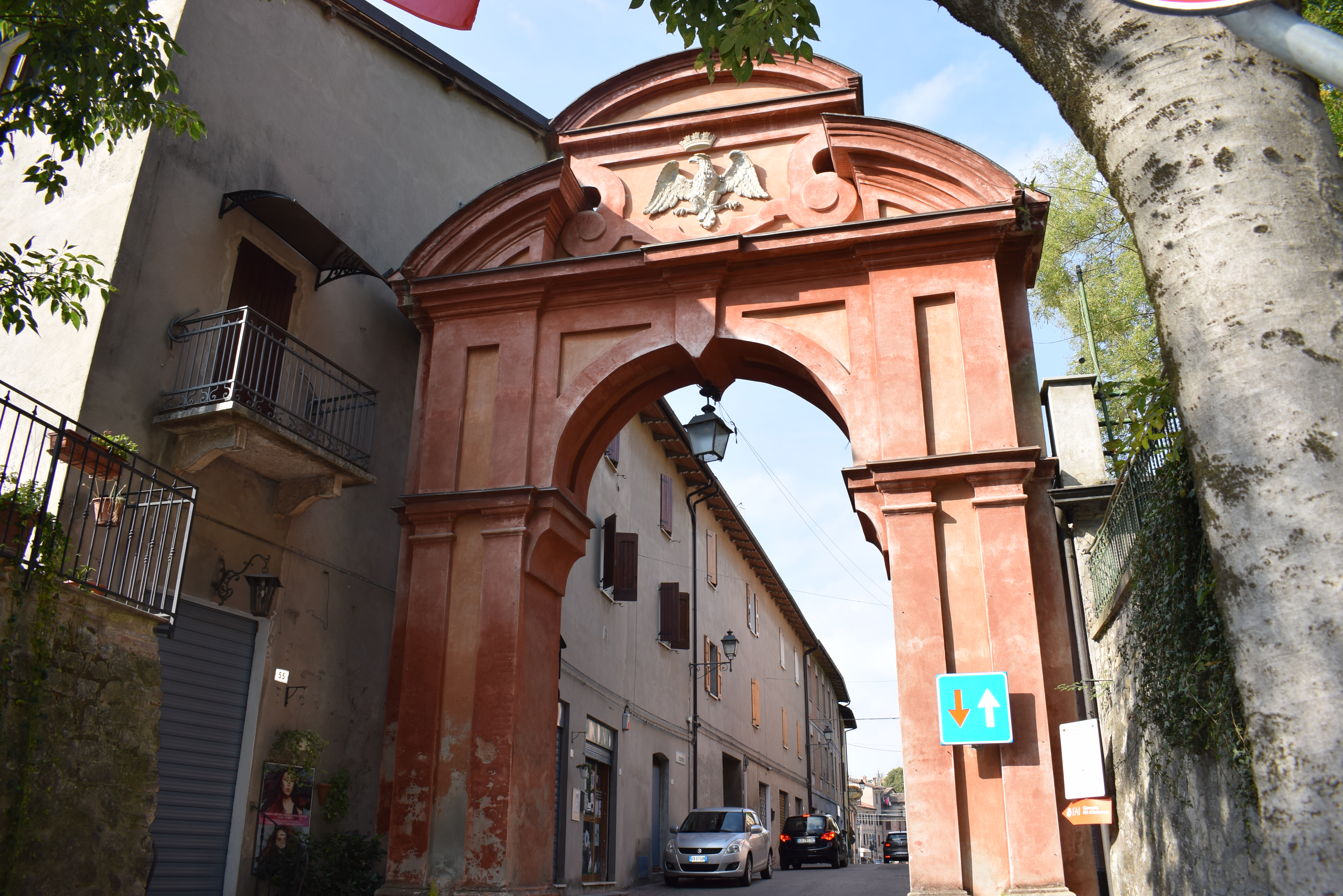 Arco d'accesso al centro di Guiglia (porta, cittadina) - Guiglia (MO) 