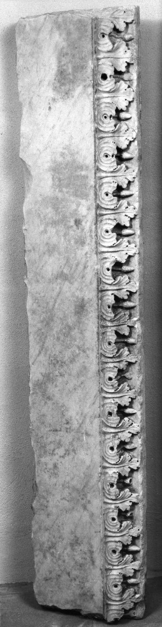 motivi decorativi vegetali (cornice architettonica, frammento) - manifattura toscana (primo quarto sec. XIII)