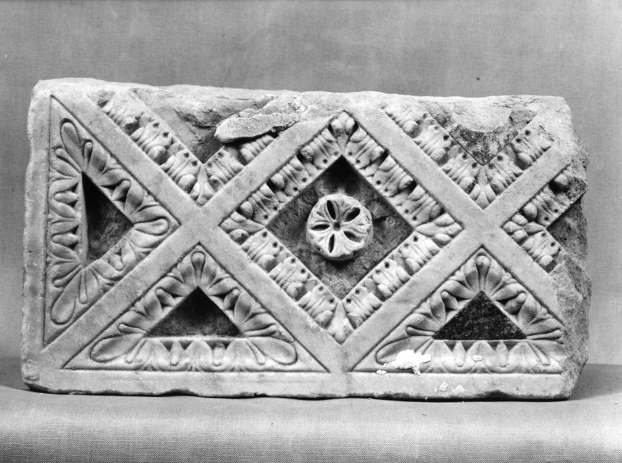 motivi decorativi vegetali, motivi decorativi geometrici (decorazione plastica, frammento) - manifattura toscana (primo quarto sec. XIII)