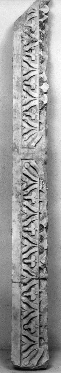 motivi decorativi vegetali stilizzati (cornice architettonica, frammento) - manifattura toscana (primo quarto sec. XIII)