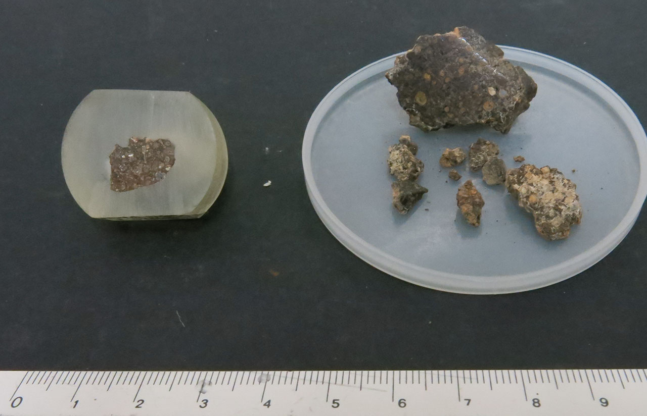 Northwest Africa 12850 Condrite Carbonacea (esemplari)