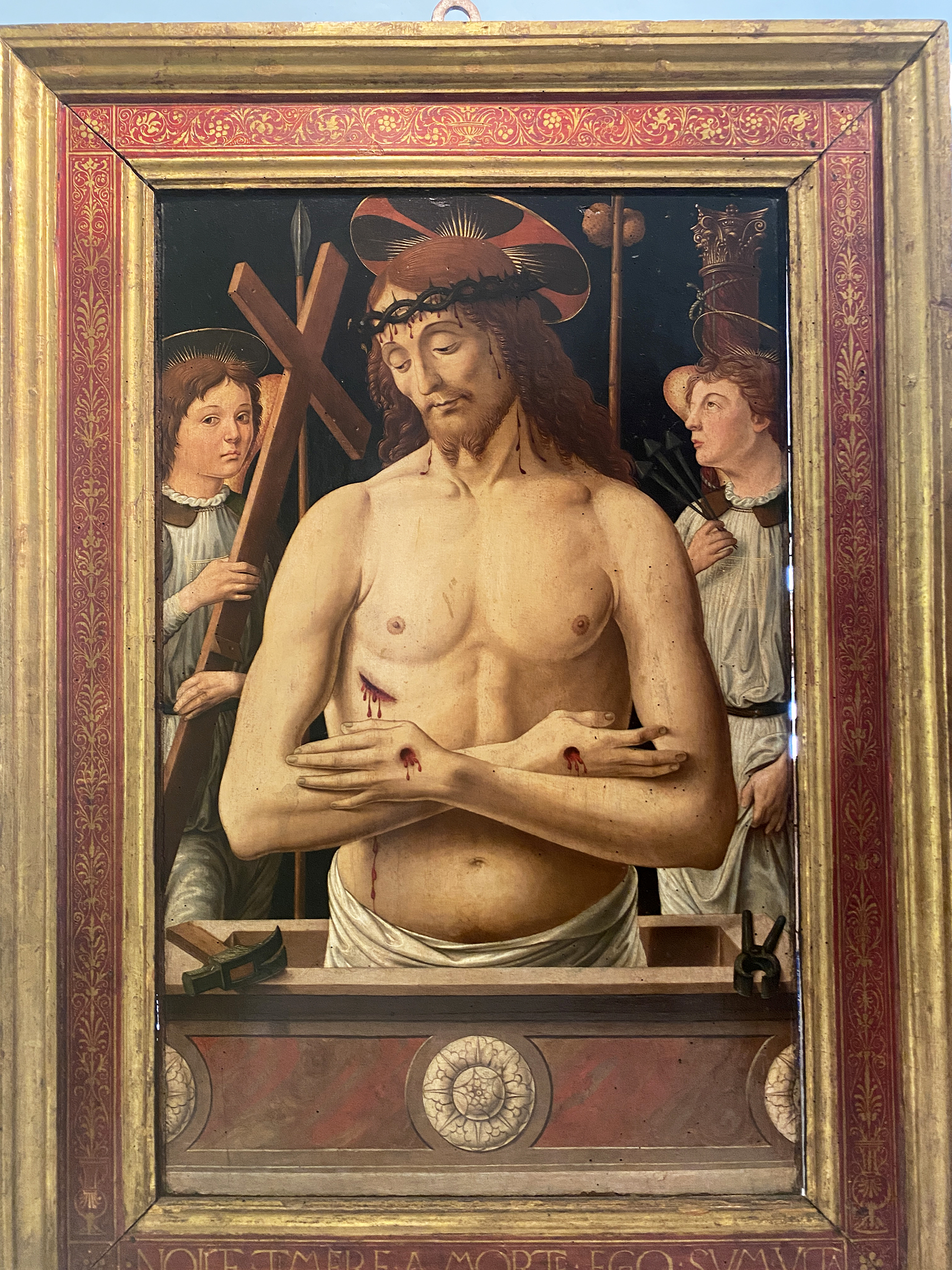 Cristo in pietà, Cristo dolente tra due angeli con simboli della Passione (dipinto, opera isolata) di Tucci, Biagio di Antonio (fine XV)