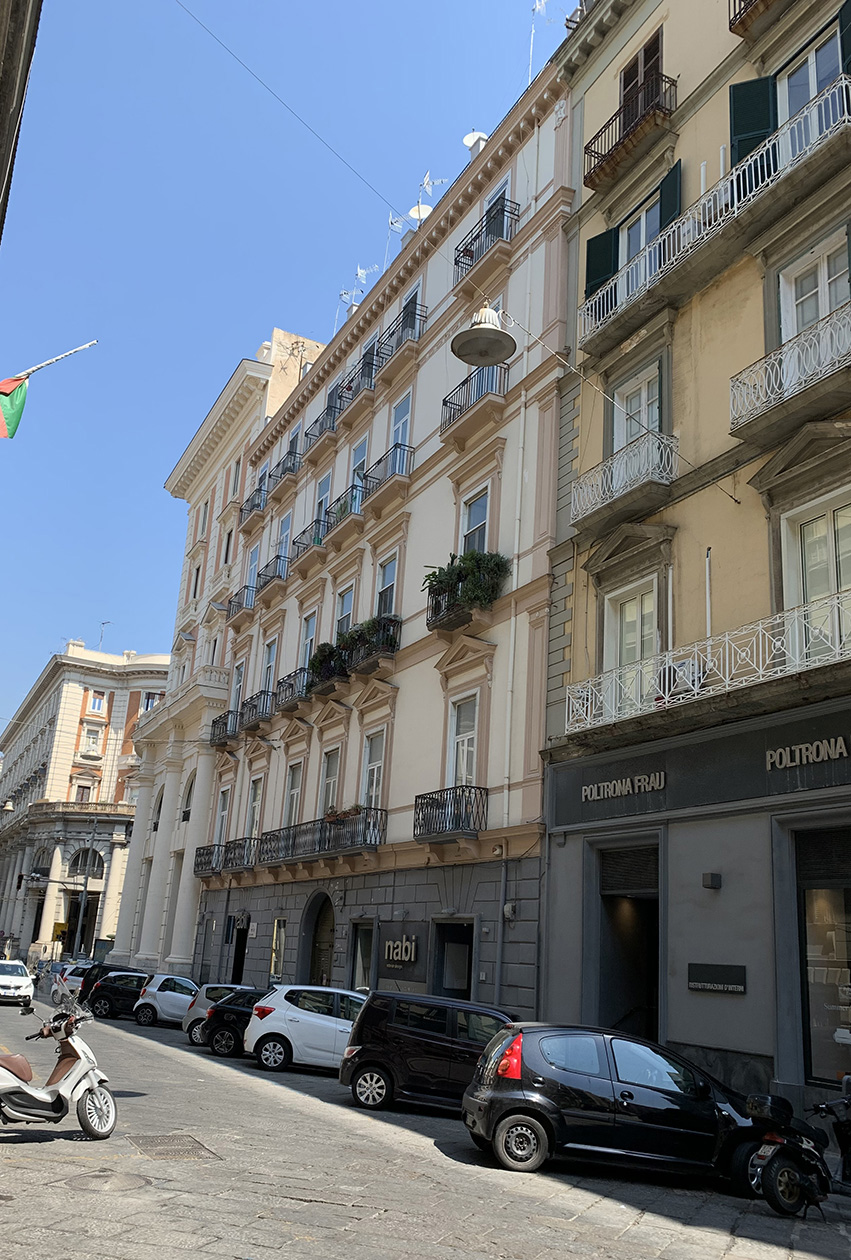 [Palazzo privato in via Chiatamone, 5 bis] (palazzo, civico) - Napoli (NA)  (NR)