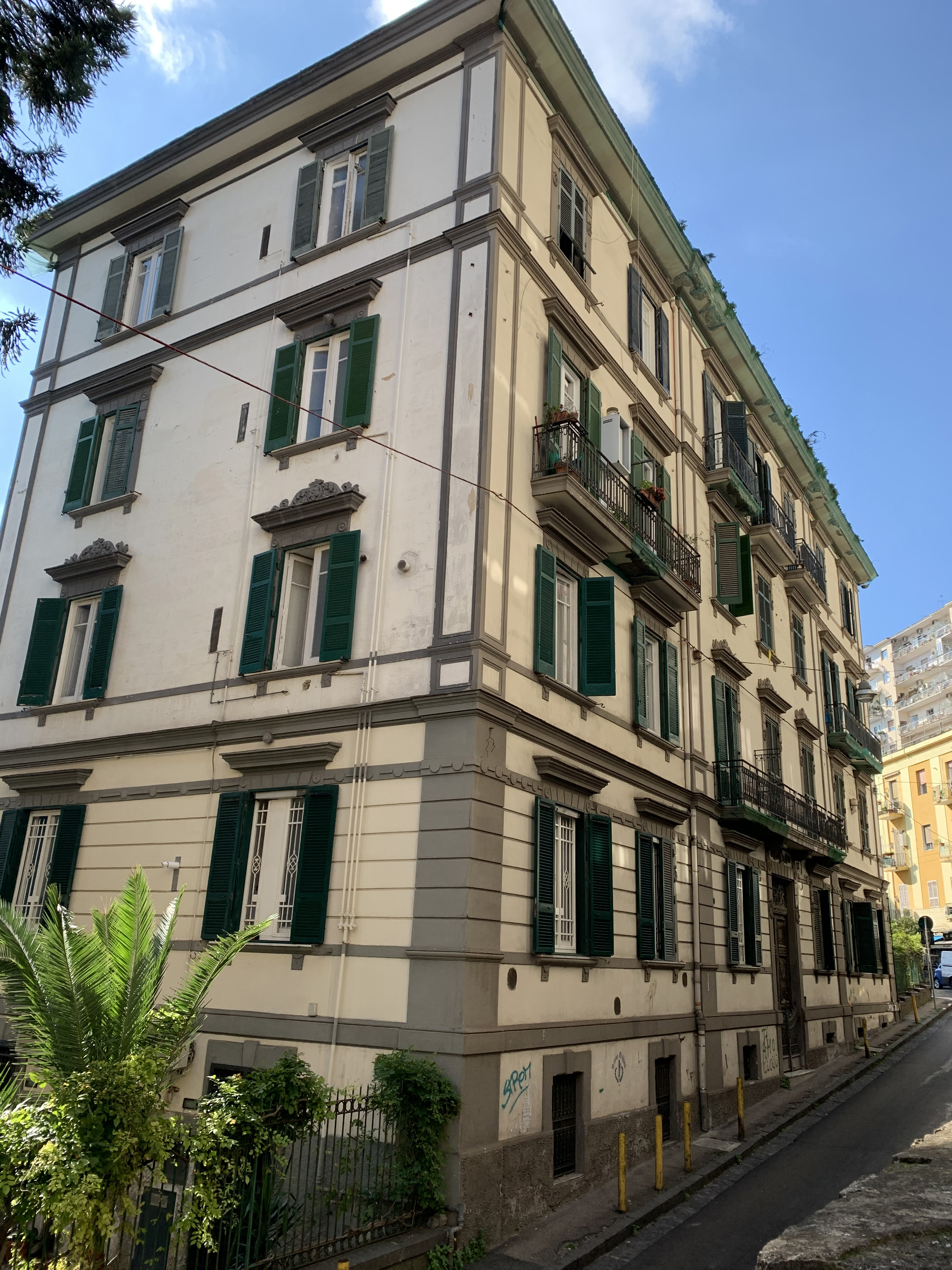 [Palazzo privato in via Falcone Beneventano, 23] (palazzo, privato) - Napoli (NA)  (XX)