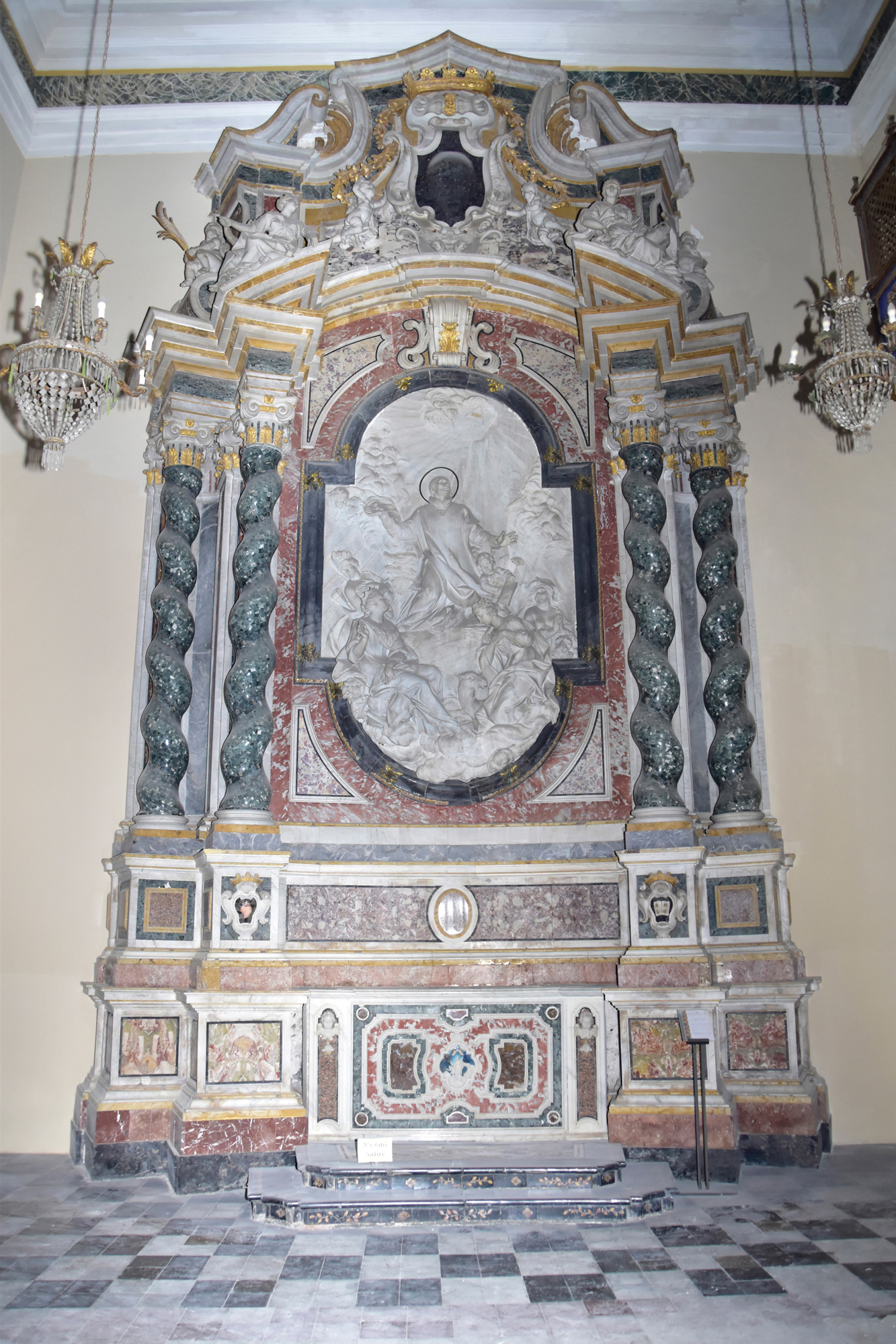 altare della cappella di sant'Iganzio, altare della cappella di sant' Ignazio in marmi policromi con al centro del paliotto rilievo in marmo bianco su fondo in pietra azzurra entro cornice polilobata raffigurante "La Gran Signora del Lume " (altare, insieme) di Marino Giovan Battista (attribuito), Marabitti Ignazio (attribuito), Battaglia Francesco (attribuito), Battaglia Domenico (attribuito) - ambito siciliano (secondo quarto XVIII)