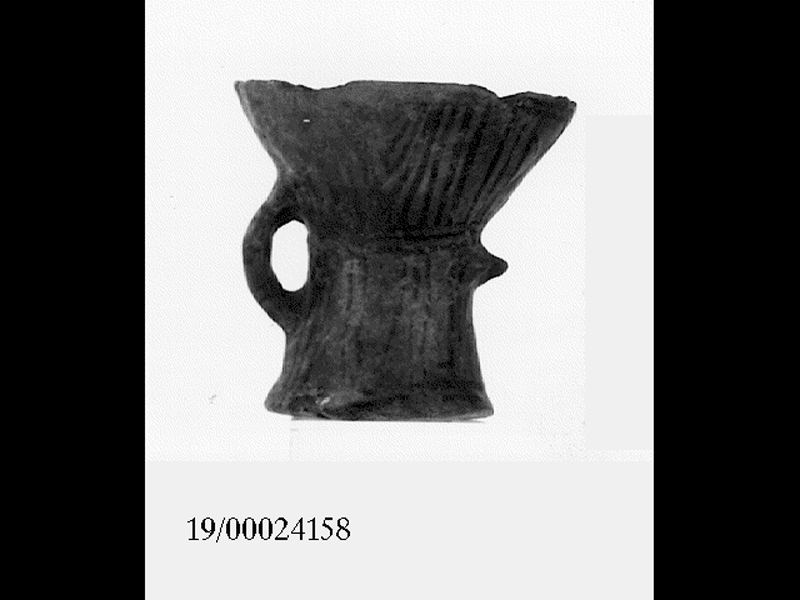 coppa monoansata su piede - cultura di Castelluccio (SECOLI/ ARCHI DI SECOLI/ XVII a.C.-XVIII a.C)