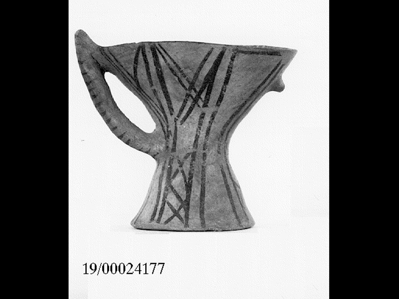 coppa monoansata su piede - cultura di Castelluccio (SECOLI/ XVII a.C)