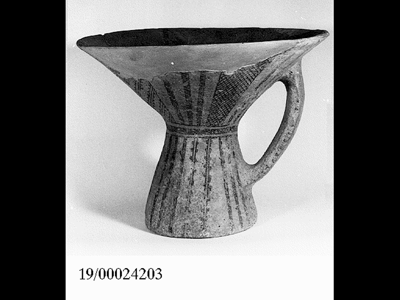 coppa monoansata su piede - cultura di Castelluccio (SECOLI/ XVII a.C)