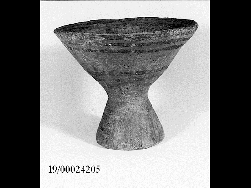 coppa su piede - cultura di Castelluccio (SECOLI/ XVII a.C)