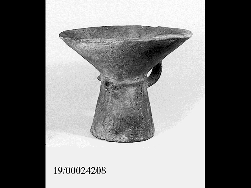 coppa su piede - cultura di Castelluccio (SECOLI/ XVII a.C)