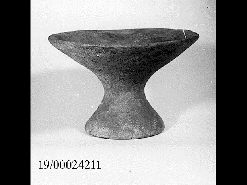 coppa su piede - cultura di Castelluccio (SECOLI/ XVII a.C)