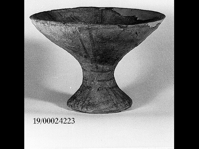 coppa su piede - cultura di Castelluccio (SECOLI/ XVII a.C)