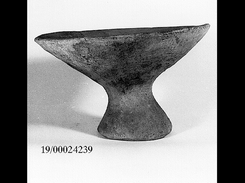 coppa su piede - cultura di Castelluccio (SECOLI/ XVII a.C)