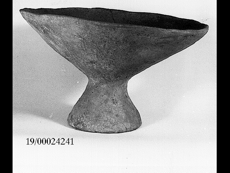 coppa su piede - cultura di Castelluccio (SECOLI/ XVII a.C)