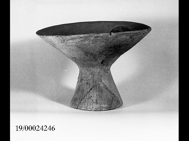 coppa su piede - cultura di Castelluccio (SECOLI/ XVII a.C)