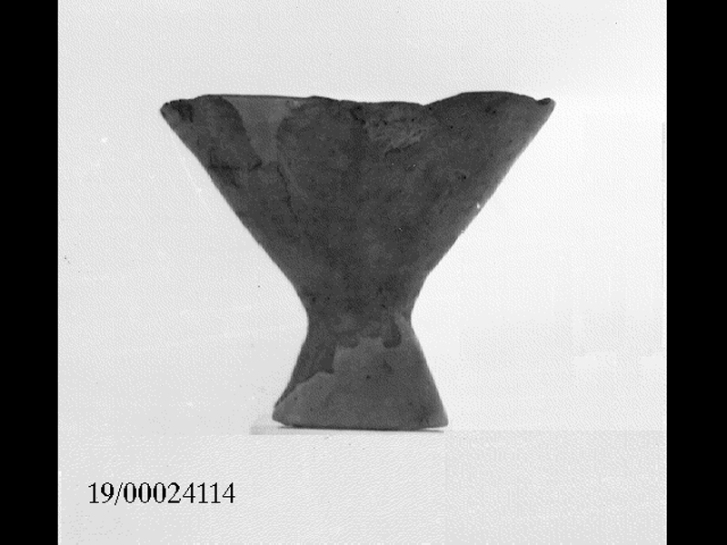 coppa su piede - cultura di Castelluccio (SECOLI/ XVII a.C)