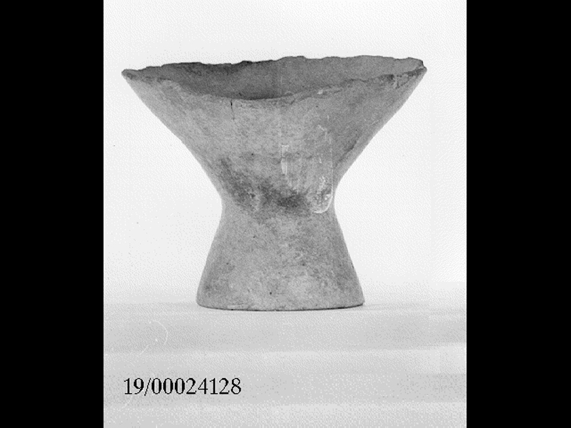 coppa su piede - cultura di Castelluccio (SECOLI/ XVII a.C)