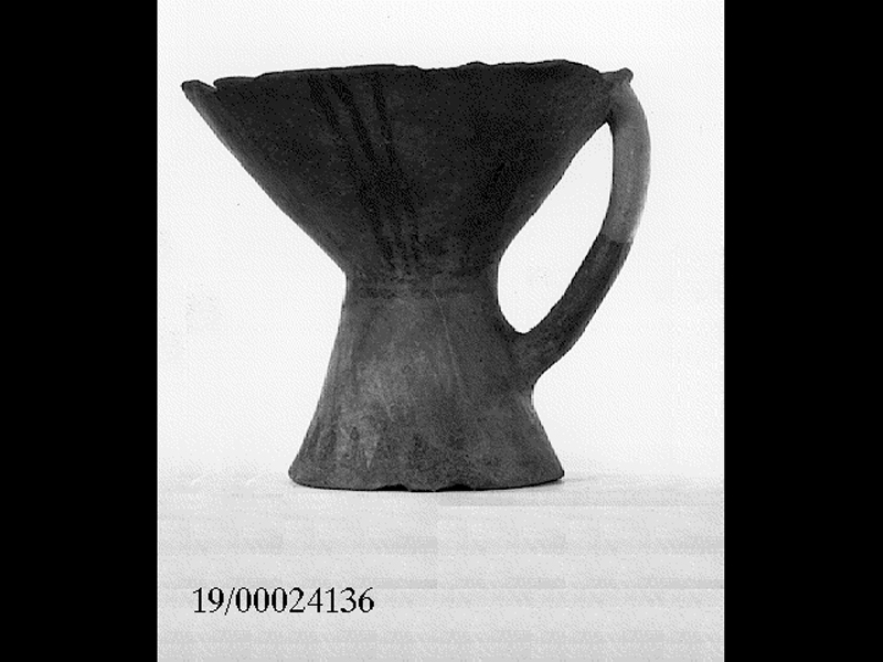 coppa monoansata su piede - cultura di Castelluccio (SECOLI/ XVII a.C)