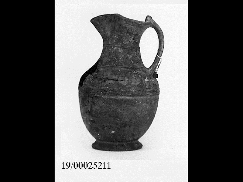 oinochoe a bocca trilobata (metà SECOLI/ VI a.C)