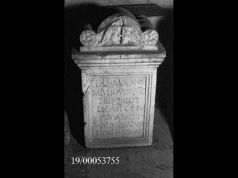 stele funeraria (PERIODIZZAZIONI/ STORIA/ Età antica/ Età romana/ Età romana imperiale/ Età altoimperiale/ Età di Traiano)