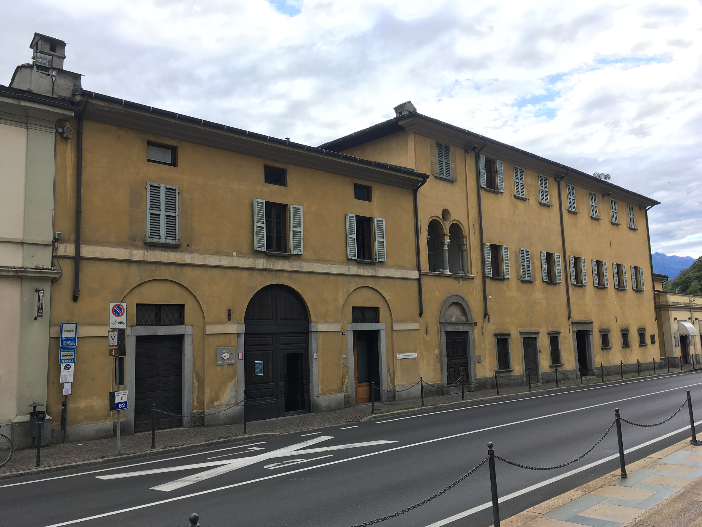 Palazzo S. Michele (palazzo, nobiliare) - Tirano (SO)  <br>Condizioni d'uso: <a class='link-esterno' href='https://docs.italia.it/italia/icdp/icdp-pnd-circolazione-riuso-docs/it/v1.0-giugno-2022/testo-etichetta-BCS.html' target='_bcs'>Beni Culturali Standard (BCS)</a>