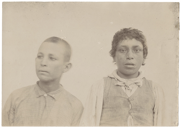 bambini di strada - Cagliari - Sardegna (positivo) di Murgia, Efisio (attribuito), Carrara, Mario (fine XIX-XX)