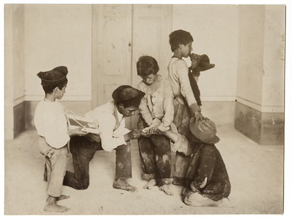 bambini di strada - Cagliari - Sardegna (positivo) di Murgia, Efisio (attribuito), Carrara, Mario (fine XIX-XX)