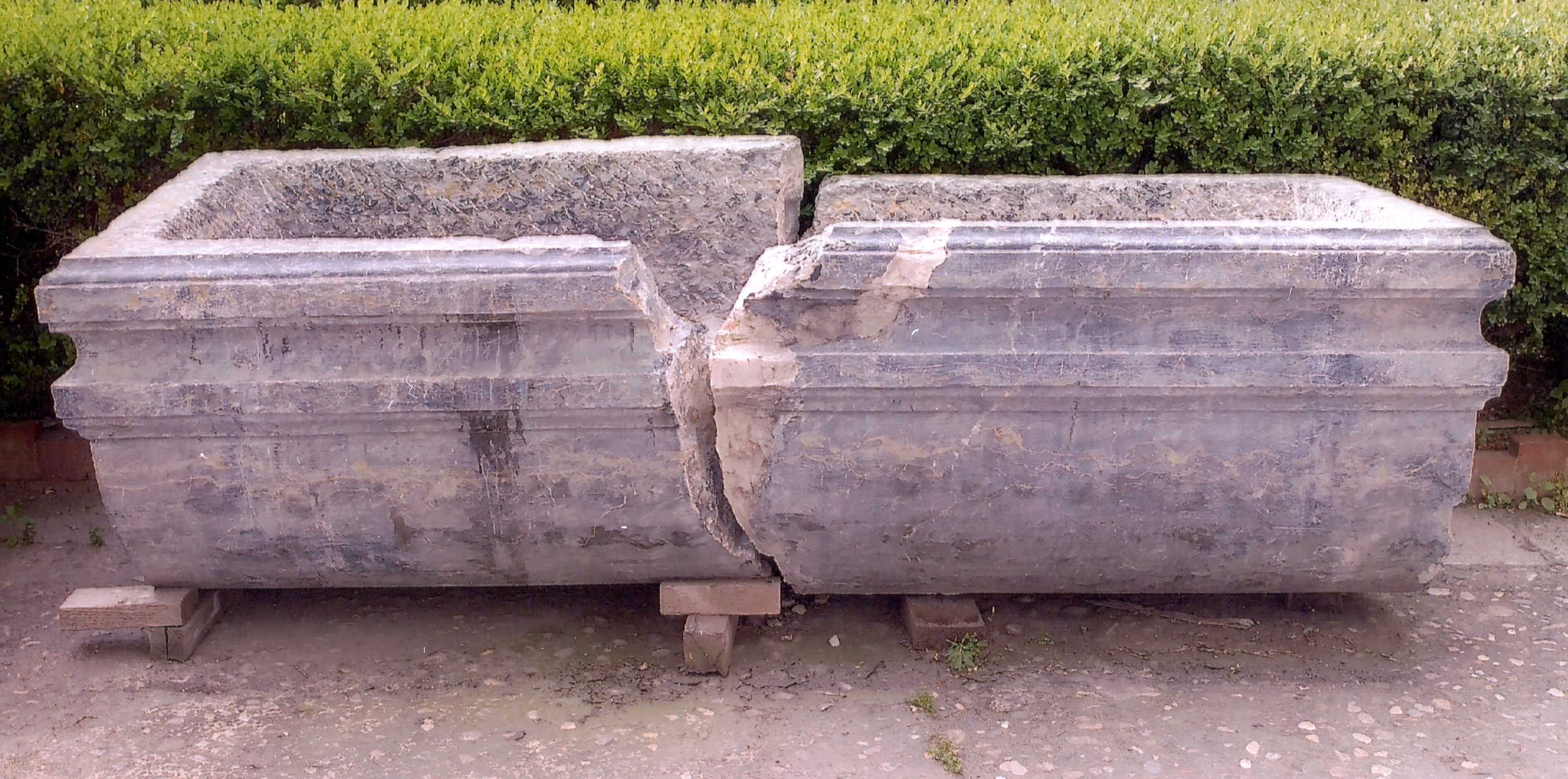 sarcofago - a semibotte e coperchio a capanna, elemento d'insieme - ambito siciliano (secondo quarto XVII)