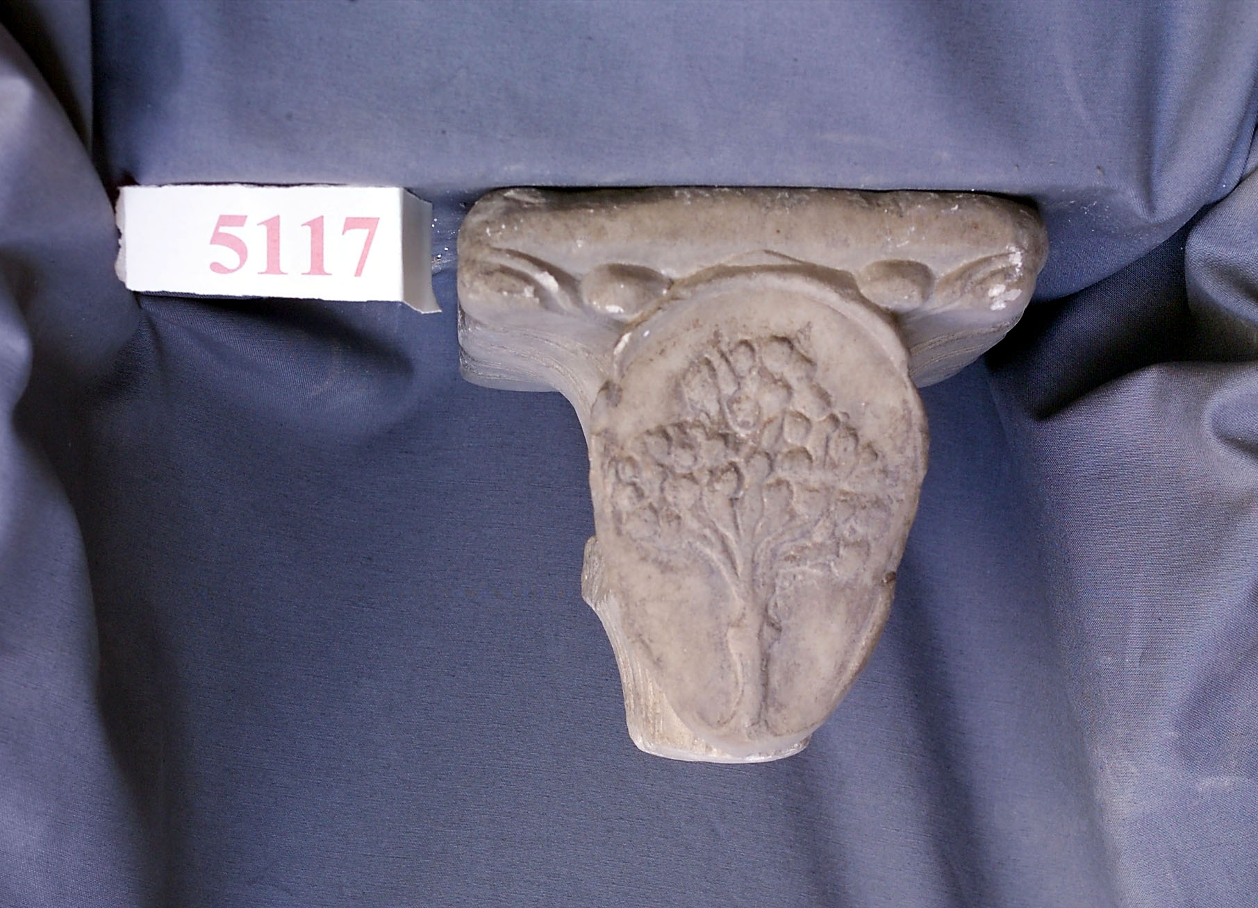 araldica: stemma gentilizio (capitello di colonnina, opera isolata) - bottega siciliana (XV-XVI)