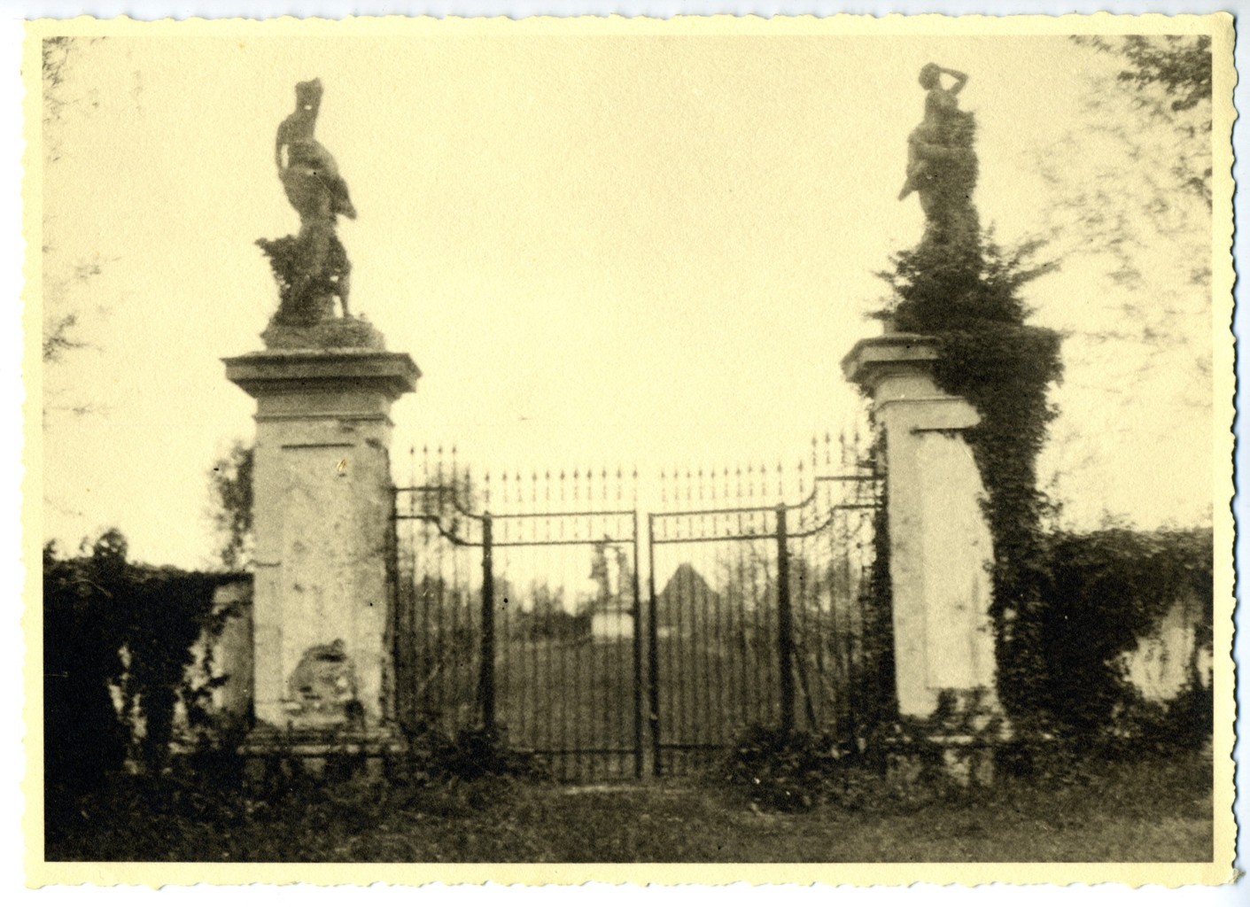 veduta di giardino - portale d'ingresso (positivo) di anonimo (prima metà XX)