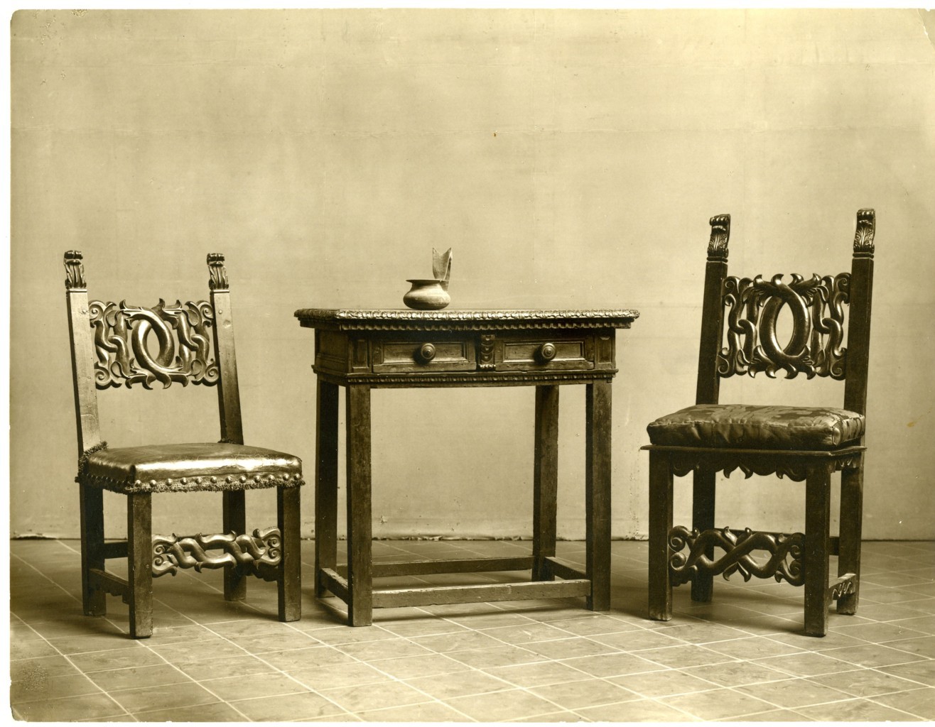 sedie e tavolino (positivo) di anonimo (prima metà XX)